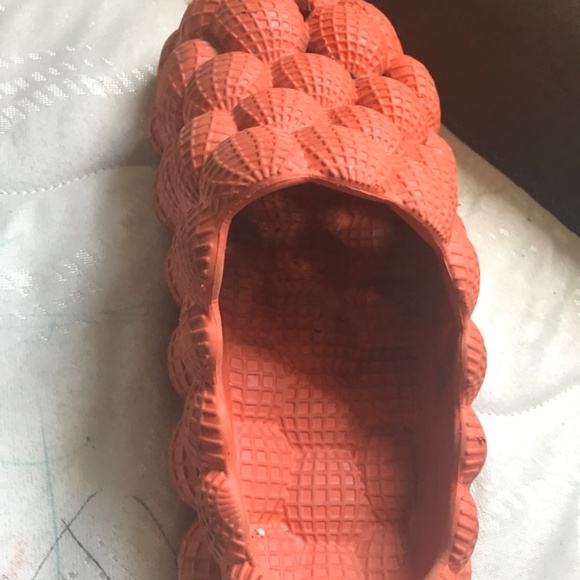 Here are some size 6 shoe - Picture 3 of 4